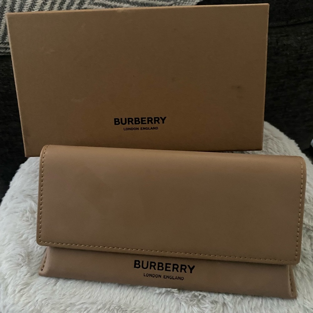 Tan Burberry Sunglass case - Picture 3 of 3